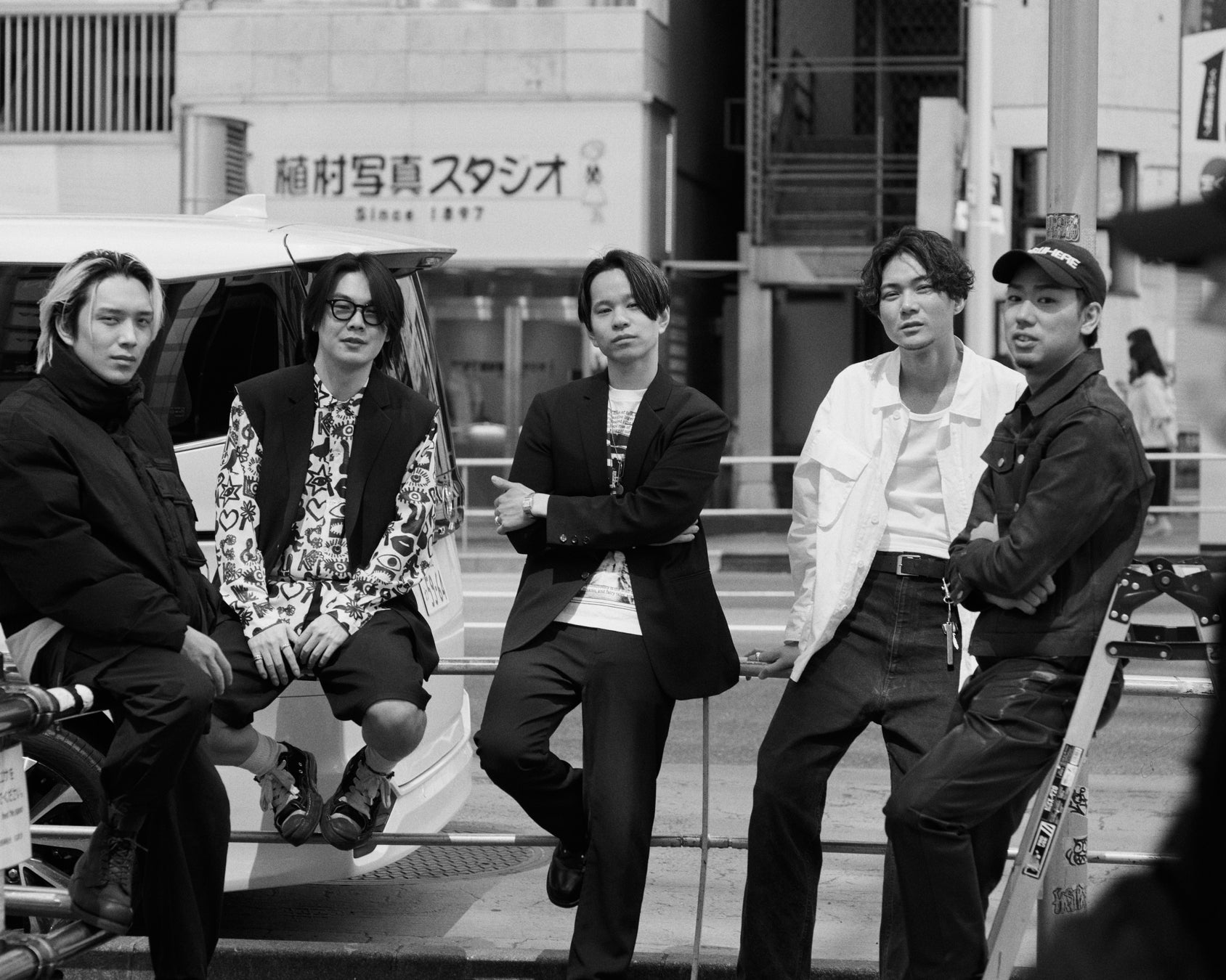 ΛυΛμε.のメンバー5人のモノクロ集合写真。